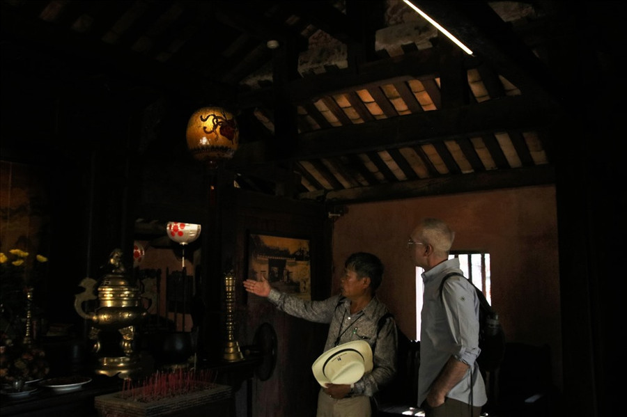  Ông Bourl Julian - PGS Sử học của Đại học Boston (Hoa Kỳ) - cùng cộng sự khảo sát Chùa Cầu. Ảnh: Đ.V