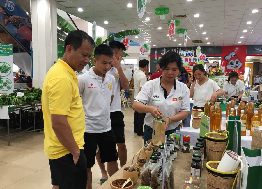 Sản phẩm hồ tiêu của HTX Nông nghiệp và Dịch vụ Nam Yang cũng được khách hàng rất quan tâm. Ảnh: Hà Duy