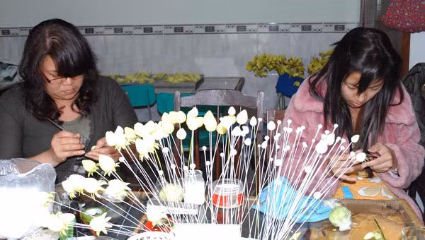 Những người thợ đang tỉ mẫn sáng tạo những giỏ hoa từ đất sét. Ảnh: Ngô Khắc Lịch Những người thợ đang tỉ mẫn sáng tạo những giỏ hoa từ đất sét. Ảnh: Ngô Khắc Lịch