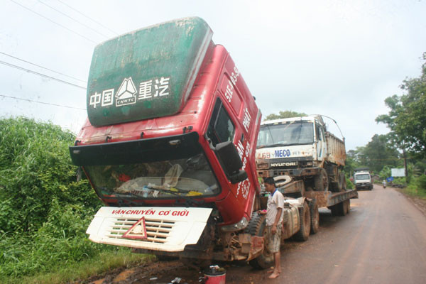 Chiếc xe tải vừa được “giải cứu” của anh Trần Phi Hải đang phải sửa chữa. Ảnh: Văn Ngọc Chiếc xe tải vừa được “giải cứu” của anh Trần Phi Hải đang phải sửa chữa. Ảnh: Văn Ngọc