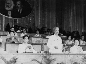 Chủ tịch Hồ Chí Minh và các đồng chí Lê Duẩn, Trường Chinh tại Đại hội lần thứ III của Đảng.