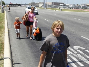 Hành khách phải rời ra phía ngoài sân bay ở thành phố San Antonio sau đe dọa đánh bom.