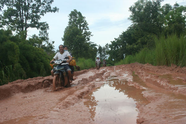 Chỉ cần vài cơn mưa to con đường đã biến thành những ao bùn gây khó khăn cho người dân đi lại. Ảnh: Văn Ngọc Chỉ cần vài cơn mưa to con đường đã biến thành những ao bùn gây khó khăn cho người dân đi lại. Ảnh: Văn Ngọc