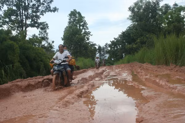 Chỉ cần vài cơn mưa to con đường đã biến thành những ao bùn gây khó khăn cho người dân đi lại. Ảnh: Văn Ngọc Chỉ cần vài cơn mưa to con đường đã biến thành những ao bùn gây khó khăn cho người dân đi lại. Ảnh: Văn Ngọc
