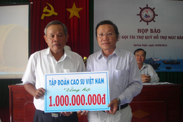 Các tổ chức cá nhân hỗ trợ Quỹ hỗ trợ ngư dân sau cuộc họp báo. Ảnh: Trường An Các tổ chức cá nhân hỗ trợ Quỹ hỗ trợ ngư dân sau cuộc họp báo. Ảnh: Trường An