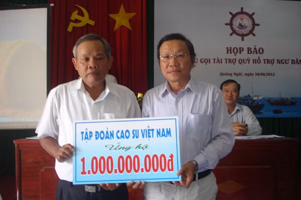 Các tổ chức cá nhân hỗ trợ Quỹ hỗ trợ ngư dân sau cuộc họp báo. Ảnh: Trường An