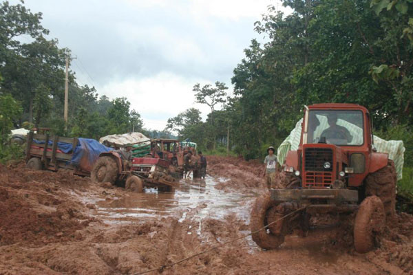 Hàng loạt xe chở nông sản thay nhau sa vũng lầy. Ảnh: Văn Ngọc Hàng loạt xe chở nông sản thay nhau sa vũng lầy. Ảnh: Văn Ngọc