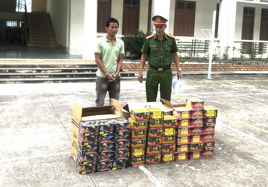 Công an huyện Phú Thiện bắt giữ một đối tượng buôn bán pháo nổ. Ảnh: Văn Ngọc Hơn 90 kg pháo nổ được thu giữ tại huyện Phú Thiện. Ảnh: Văn Ngọc