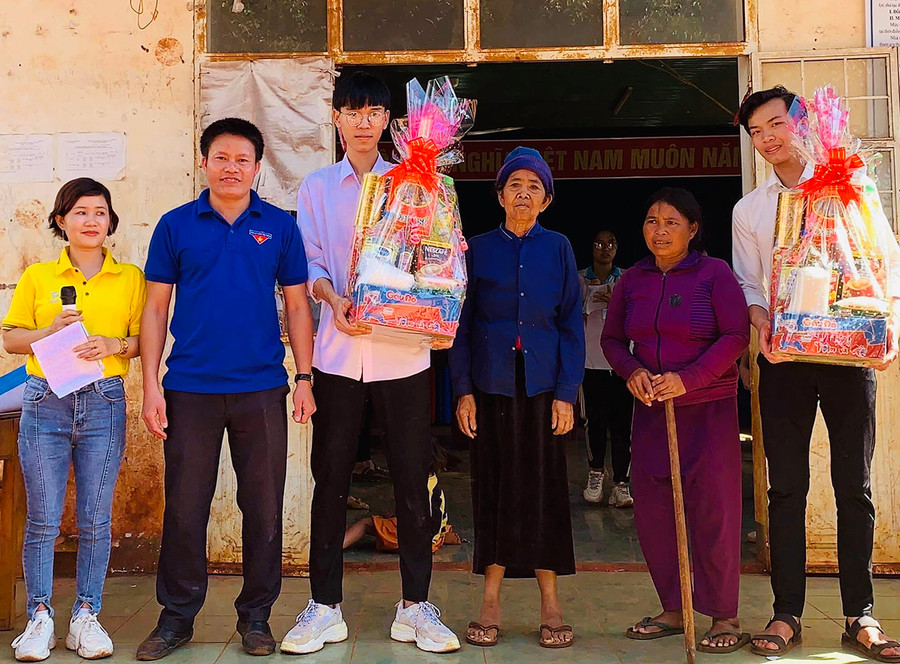 Đoàn trường THPT Nguyễn Bỉnh Khiêm (huyện Chư Sê) tạo môi trường rèn luyện cho học sinh thông qua hoạt động thăm gia đình chính sách. Ảnh: Phan Lài Đoàn trường THPT Nguyễn Bỉnh Khiêm (huyện Chư Sê) tạo môi trường rèn luyện cho học sinh thông qua hoạt động thăm gia đình chính sách. Ảnh: Phan Lài