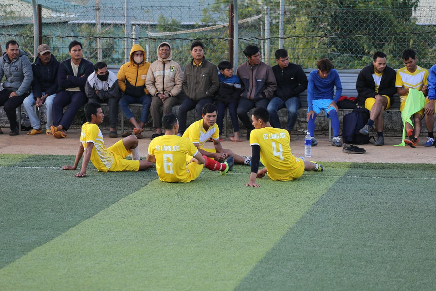 Các trận đấu luôn thu hút được đông đảo dân làng đón xem. Ảnh: Lê Văn Ngọc