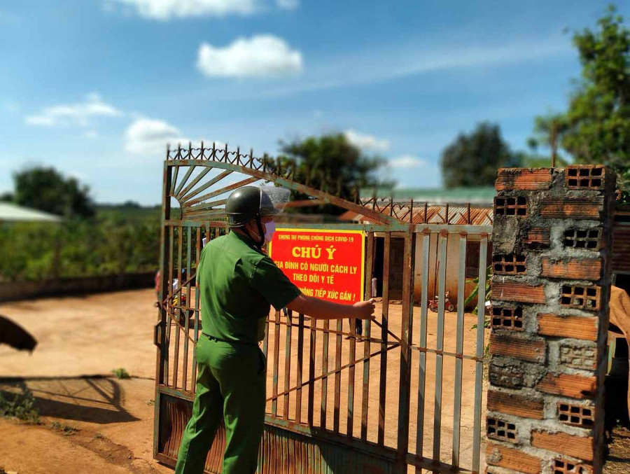 Lực lượng Công an đã tham gia vào công tác theo dõi cách ly với các trường hợp có yếu tố dịch tễ. Ảnh: Lê Văn Ngọc