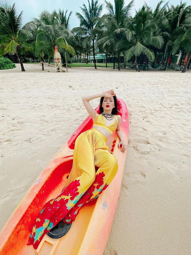 Chia sẻ về cuộc sống hiện tại, giọng ca Ai khổ vì ai bộc bạch: “Tôi vẫn luôn cân đối giữa công việc và cuộc sống bình thường để bản thân luôn ở trạng thái cân bằng. Tôi không quá thiên về công việc mà bỏ bê bản thân hay bỏ quên chuyện nghỉ ngơi, thưởng thức cuộc sống này. Nói chung thời gian sẽ luôn luôn được cân đối” ẢNH: FBNV