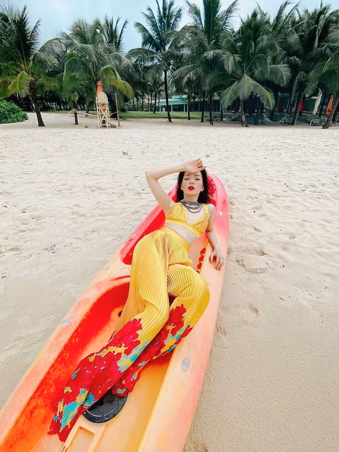 Chia sẻ về cuộc sống hiện tại, giọng ca Ai khổ vì ai bộc bạch: “Tôi vẫn luôn cân đối giữa công việc và cuộc sống bình thường để bản thân luôn ở trạng thái cân bằng. Tôi không quá thiên về công việc mà bỏ bê bản thân hay bỏ quên chuyện nghỉ ngơi, thưởng thức cuộc sống này. Nói chung thời gian sẽ luôn luôn được cân đối” ẢNH: FBNV