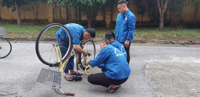 Các sinh viên ngành công nghệ ô tô được học sửa xe đạp cũ. ẢNH NHẬT NAM