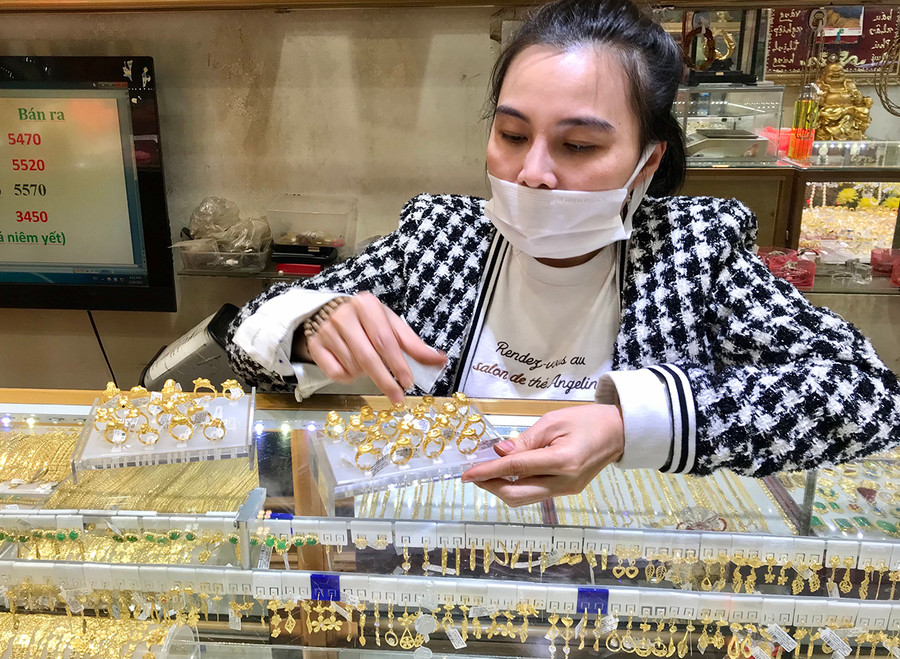 Bà Lê Thu Hà-đại diện Doanh nghiệp tư nhân Vàng Ngọc Diệp-chia sẻ: “Nhu cầu mua vàng cầu may trong năm mới đã thành thói quen của nhiều người dân. Từ mùng 2 Tết đến nay, sức mua tại tiệm tăng rất mạnh. Riêng ngày vía Thần Tài, sản phẩm bán chạy nhất là vàng khâu, vàng miếng loại 1 chỉ và trang sức hình linh vật của năm". Bà Lê Thu Hà-Đại diện doanh nghiệp tư nhân Vàng Ngọc Diệp chia sẻ: “Nhu cầu mua vàng cầu may trong năm mới đã thành thói quen của nhiều người dân. Từ mùng 2 Tết đến nay, sức mua tại tiệm tăng rất mạnh. Riêng ngày Thần tài, sản phẩm bán chạy nhất vẫn là vàng khâu, vàng miếng loại 1 chỉ và trang sức hình linh vật của năm…”.