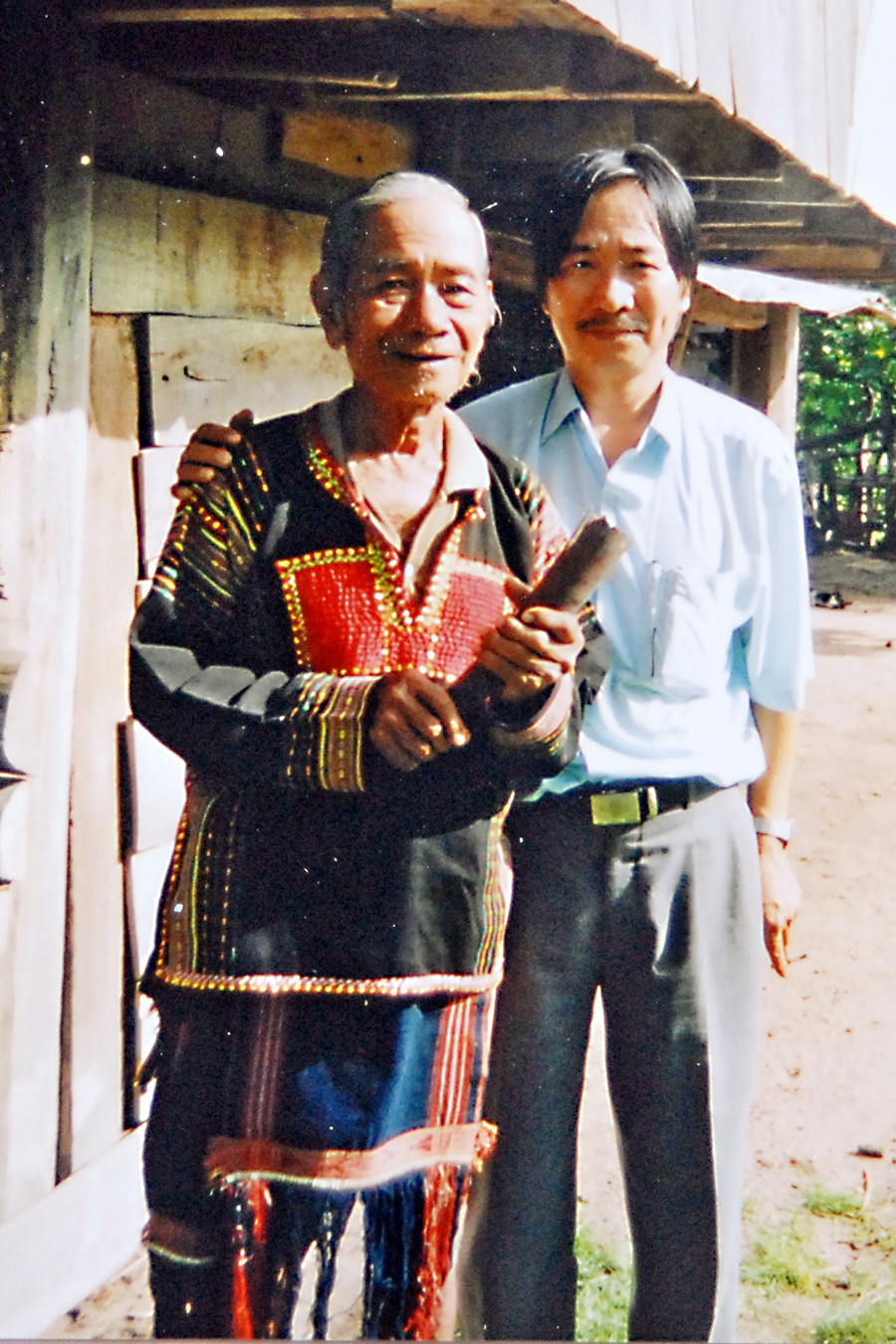 Tác giả (bìa phải) trong một lần đi thực tế sáng tác. Ảnh: Lê Xuân Hoan