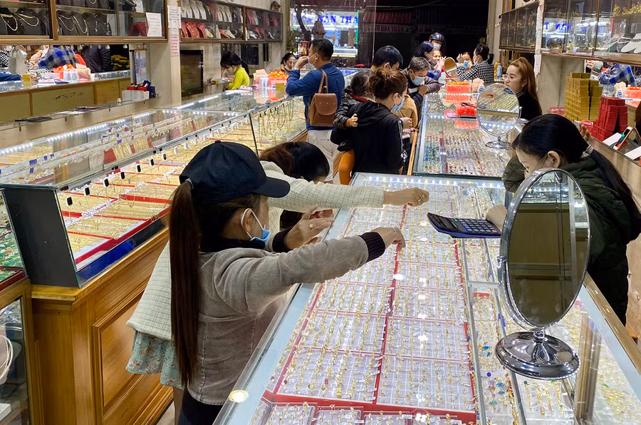 Năm nay, các điểm kinh doanh vàng đã tung ra nhiều mẫu mã mới lạ với đa dạng mức giá để thu hút khách mua