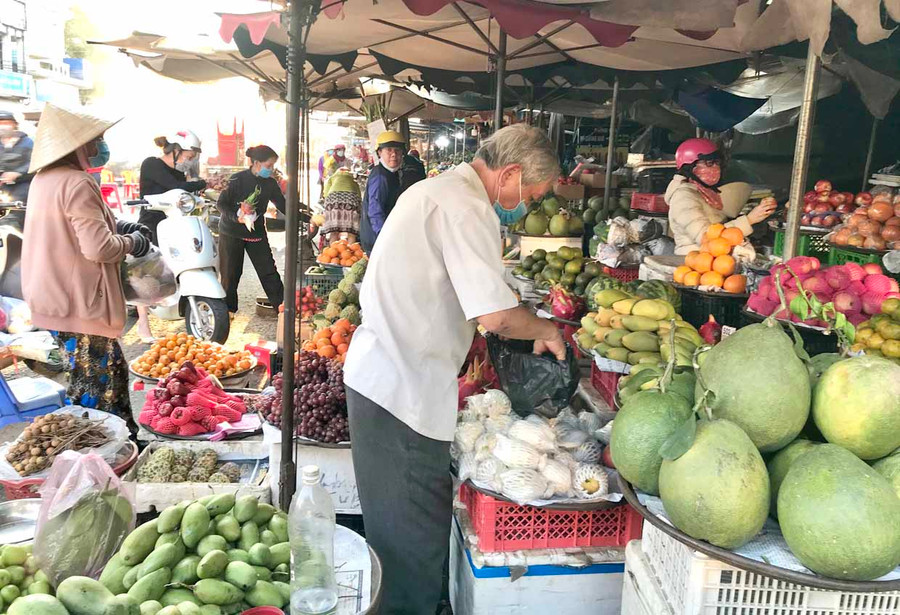 Giá trái cây hầu hết chỉ tăng giá nhẹ so với mấy ngày trước đó. Ảnh: Vũ Thảo Giá trái cây hầu hết chỉ tăng giá nhẹ so với mấy ngày trước đó. Ảnh: Vũ Thảo