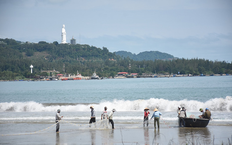 Ngư dân kéo lưới bên khu vực biển Thọ Quang. 