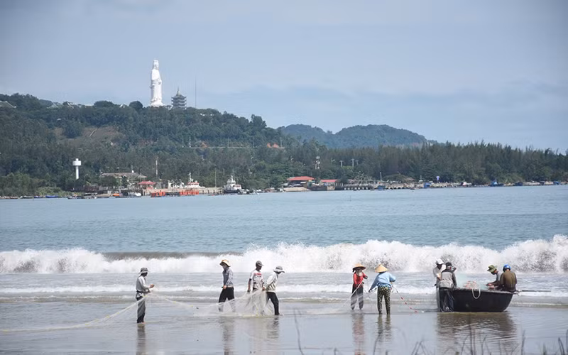 Ngư dân kéo lưới bên khu vực biển Thọ Quang. 