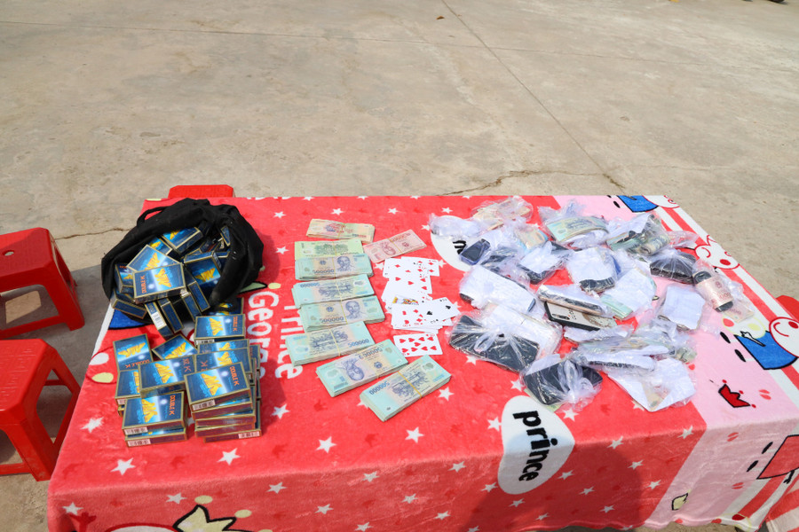 Tang vật thu được tại sòng bạc.