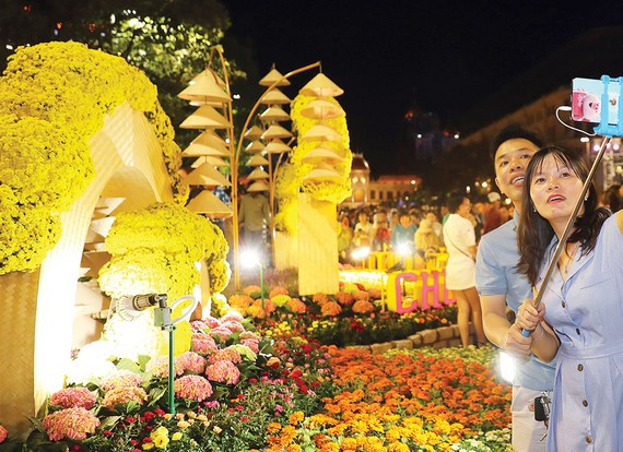 Du khách tham quan đường hoa Nguyễn Huệ. Ảnh: DŨNG PHƯƠNG Du khách tham quan đường hoa Nguyễn Huệ. Ảnh: DŨNG PHƯƠNG