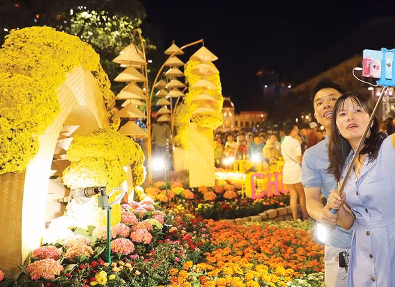 Du khách tham quan đường hoa Nguyễn Huệ. Ảnh: DŨNG PHƯƠNG