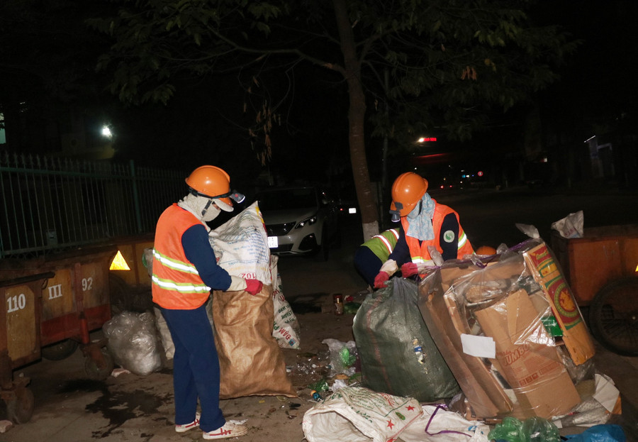  Trong quá trình thu gom rác, các công nhân đã phân loại rác và thu gom các rác thải nhựa, giấy vụn bán để thêm tiền xăng xe cũng như hạn chế rác thải độc hại gây ảnh hưởng môi trường. Ảnh: Hồng Thương