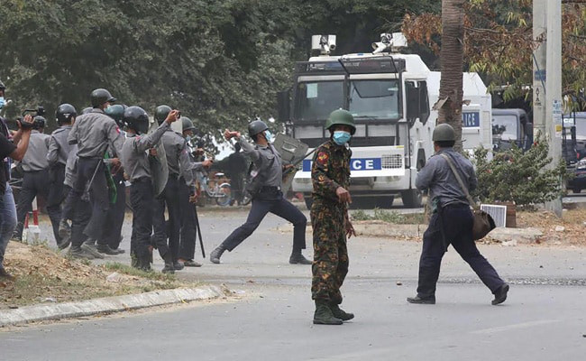 Cảnh sát trấn áp biểu tình ở TP Mandalay. Ảnh: Reuters