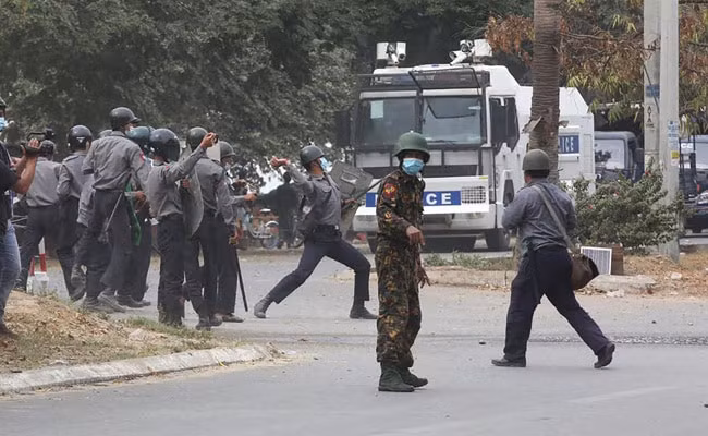 Cảnh sát trấn áp biểu tình ở TP Mandalay. Ảnh: Reuters