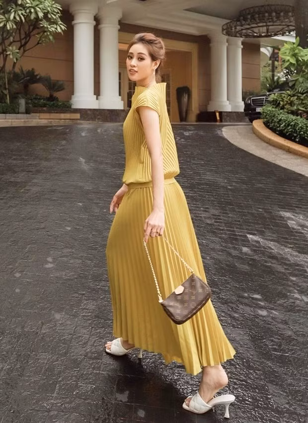  Set đồ ngập tông màu vàng giúp Khánh Vân ''thắp sáng'' diện mạo. Nàng hậu khéo tạo điểm sáng cho trang phục bằng túi Multi Pochette của Louis Vuitton.