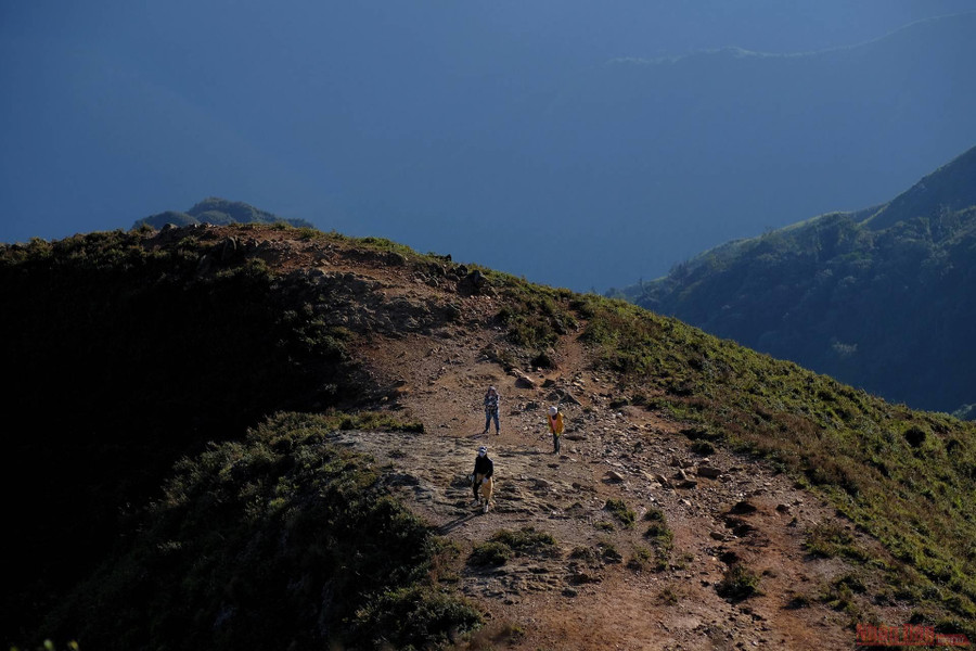 Từ lán lên đỉnh khoảng 2,5km, đây cũng là quãng đường đẹp nhất toàn bộ hành trình, là nơi ngắm hoàng hôn bình minh tuyệt đẹp bởi không gian thoáng đãng với quang cảnh là những sống lưng 