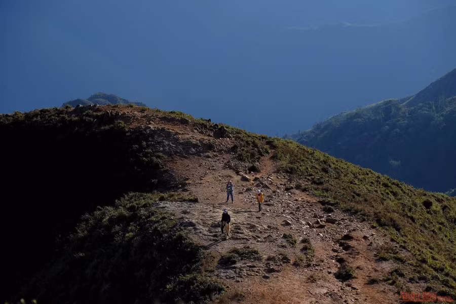 Từ lán lên đỉnh khoảng 2,5km, đây cũng là quãng đường đẹp nhất toàn bộ hành trình, là nơi ngắm hoàng hôn bình minh tuyệt đẹp bởi không gian thoáng đãng với quang cảnh là những sống lưng 