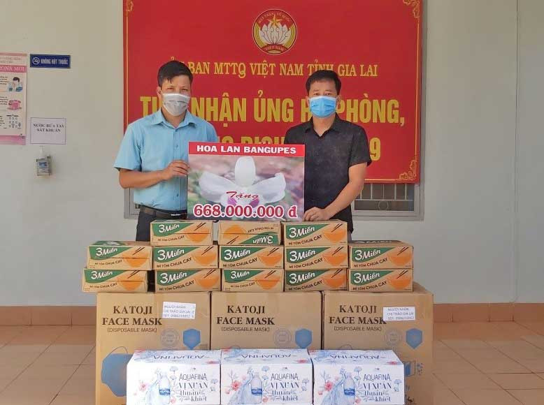 Ông Đinh Ngọc Hải-Phó Chủ tịch Ủy ban MTTQ Việt Nam tỉnh tiếp nhận số tiền và hiện vật do ông Phạm Thăng Bằng cùng những người yêu hoa lan cả nước ủng hộ cho công tác phòng-chống dịch Covid-19. Ảnh: Ngọc Anh Ông Đinh Ngọc Hải-PCT Ủy ban MTTQ Việt Nam tỉnh tiếp nhận ủng hộ cho công tác phòng, chống Covid-19. Ảnh Ngọc Anh.