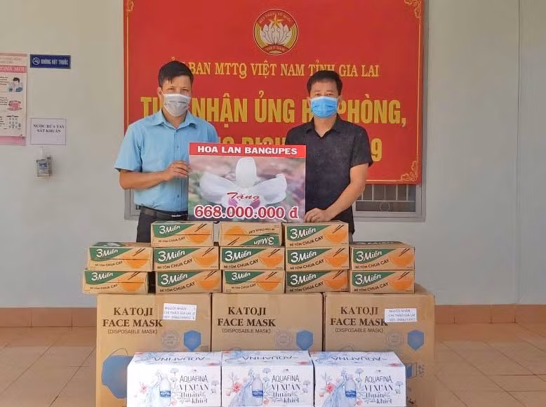 Ông Đinh Ngọc Hải-PCT Ủy ban MTTQ Việt Nam tỉnh tiếp nhận ủng hộ cho công tác phòng, chống Covid-19. Ảnh Ngọc Anh.