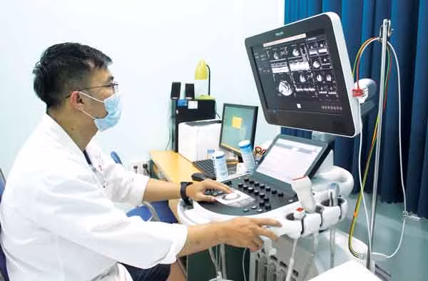 Máy siêu âm tim, phổi tại Khoa Tim mạch (Bệnh viện Đa khoa tỉnh). Ảnh: Nguyễn Giang
