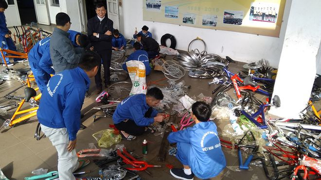 Các sinh viên kỹ thuật tình nguyện sửa xe đạp cũ để tặng học sinh nghèo. ẢNH NHẬT NAM