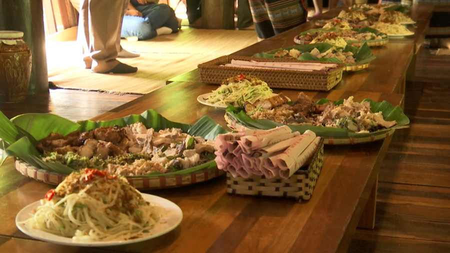 Những món ăn truyền thống của người Êđê để thết đãi người thân, họ hàng, du khách sau lễ cúng. Những món ăn truyền thống của người Êđê để thết đãi người thân, họ hàng, du khách sau lễ cúng.