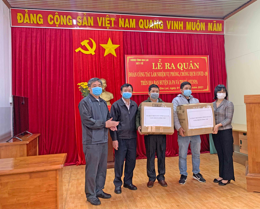 Phó Chủ tịch UBND tỉnh tặng quà cho đoàn công tác. Ảnh: Như Nguyện Thay mặt UBND tỉnh, Phó Chủ tịch UBND tỉnh đã trao tặng phần quà đến Đoàn công tác. Ảnh: Như Nguyện