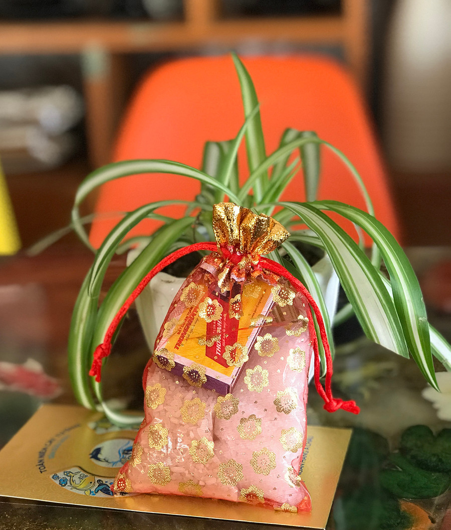 Túi lộc bao gồm muối, gạo và hộp diêm. Ảnh: Trần Dung