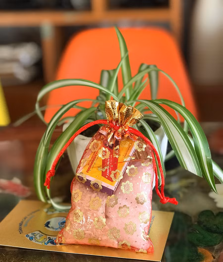 Túi lộc bao gồm muối, gạo và hộp diêm. Ảnh: Trần Dung