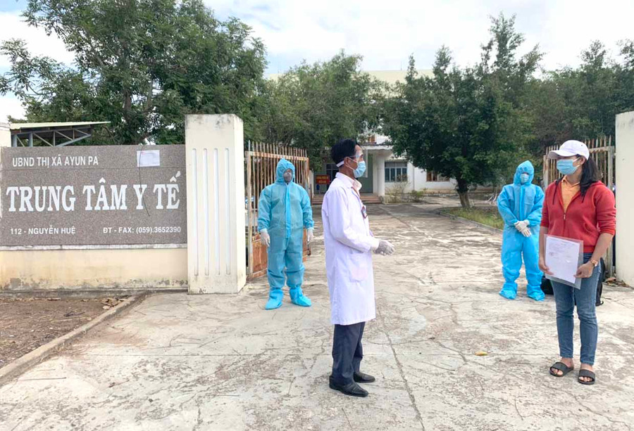 Bác sĩ Phan Đình Đông-Giám đốc Trung tâm Y tế thị xã Ayun Pa trao quyết định hoàn thành thời gian cách ly tập trung cho bệnh nhân 1696. Ảnh: Vũ Chi