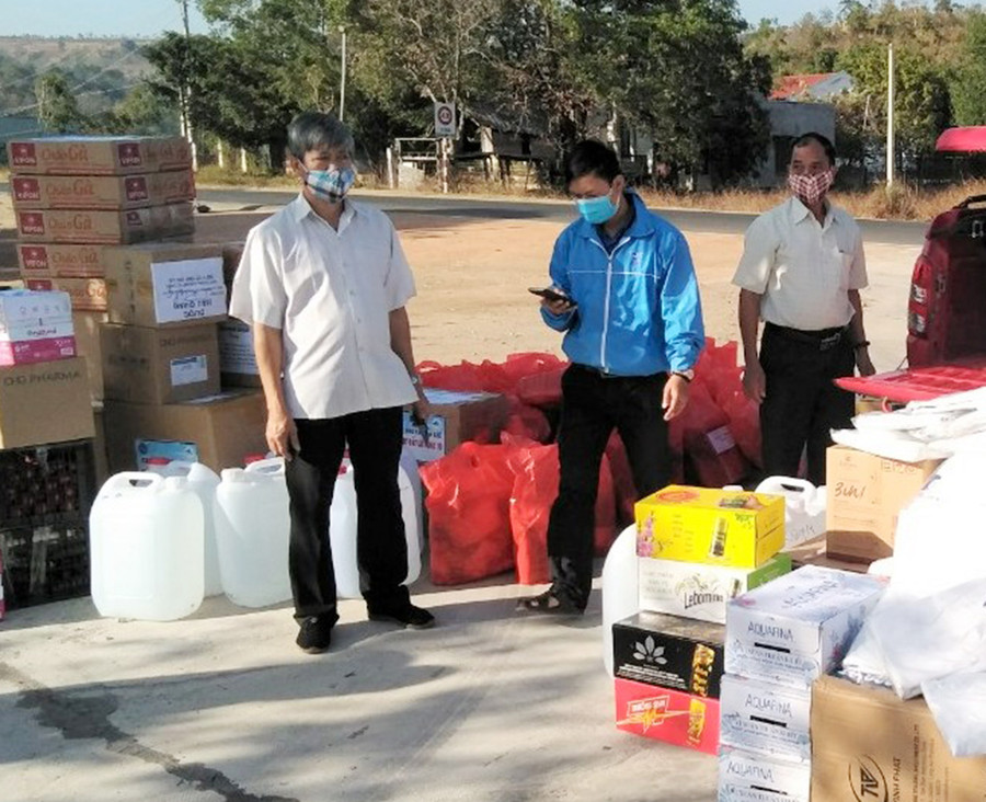  Các cấp Hội Nông dân trao nhu yếu phẩm cho cán bộ, chiến sĩ tại khu cách ly. Ảnh: Đinh Yến