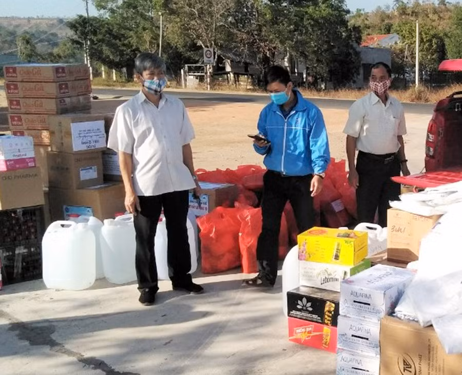  Các cấp Hội Nông dân trao nhu yếu phẩm cho cán bộ, chiến sĩ tại khu cách ly. Ảnh: Đinh Yến