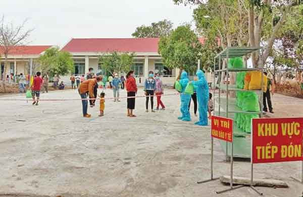 Lãnh đạo huyện Phú Thiện tặng quà Tết cho người dân tại khu vực cách ly tập trung. Ảnh: Hà Phương