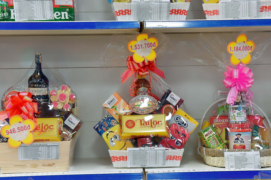 10.Để phục vụ nhu cầu của người dân, các siêu thị, đại lý còn đóng sẵn các túi quà Tết rất đẹp mắt.