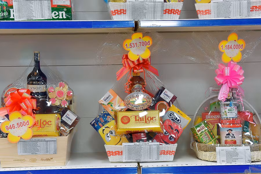 10.Để phục vụ nhu cầu của người dân, các siêu thị, đại lý còn đóng sẵn các túi quà Tết rất đẹp mắt.