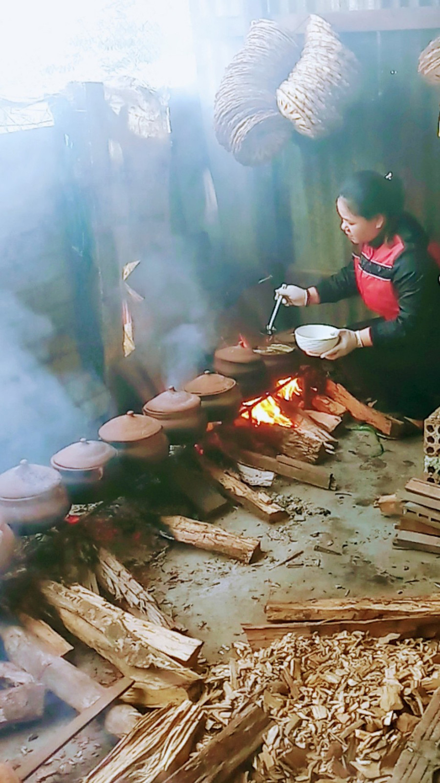 Bà Trần Thị Hoạt chuẩn bị những nồi cá kho cho khách. Ảnh: Hồng Ngọc Bà Trần Thị Hoạt chuẩn bị những nồi cá kho cho khách. Ảnh: Hồng Ngọc