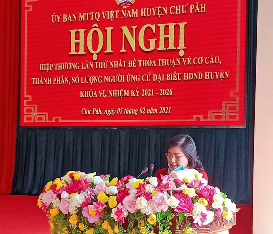 Lãnh đạo HĐND huyện báo cáo tại Hội nghị. Ảnh: Ngọc Tượng