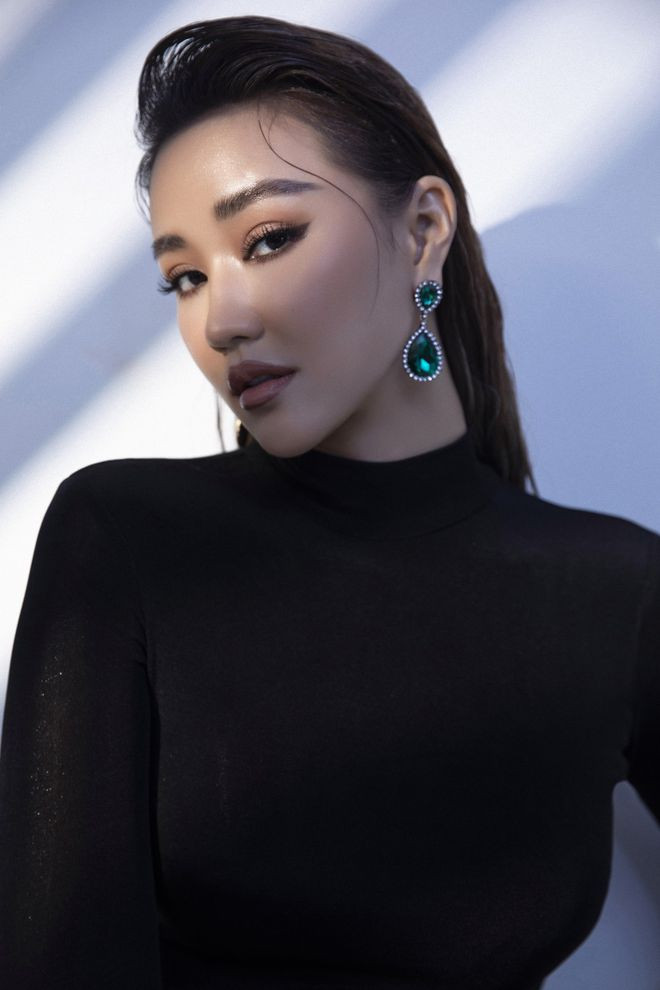 Trong suốt hành trình chinh phục hào quang, Maya chưa một lần lên tiếng đính chính những tin đồn xung quanh chuyện cá nhân. Maya chỉ tập trung vào chuyên môn, mục tiêu của cô trong nghệ thuật và vun vén cho gia đình nhỏ của mình